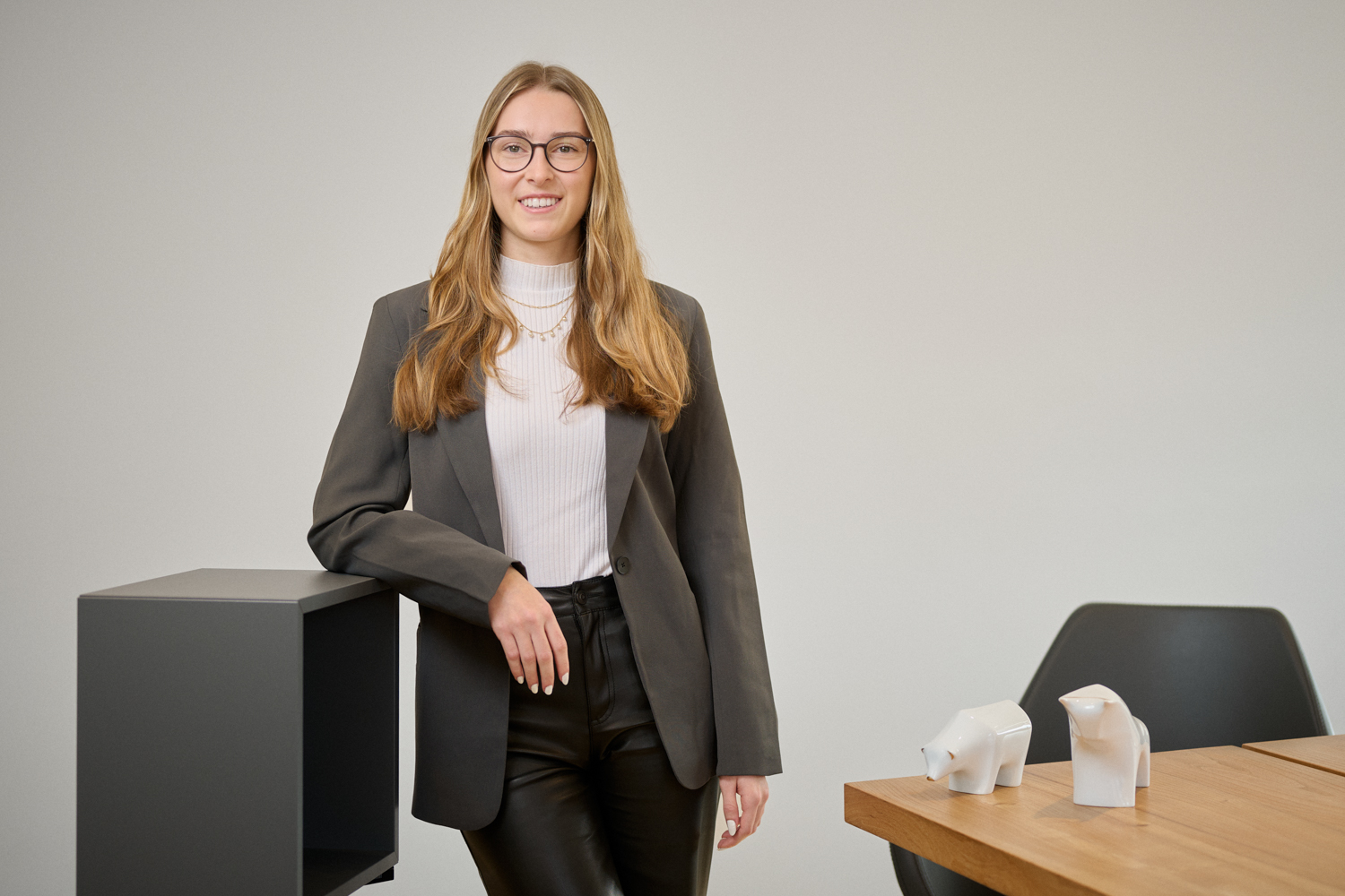 Julia Hofmann steht im Büro der Fortezza Finanz AG in Nürnberg